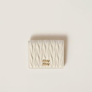 Маленький кошелек из мателассé из наппа-кожи MIU MIU, белый