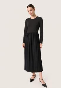 Дневное платье SIMONE PLISSÉ ROUND NECK  Soaked in Luxury, черный