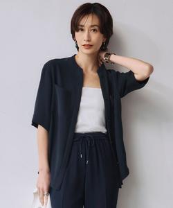 Легкая блузка из двойной ткани с воротником-стойкой.