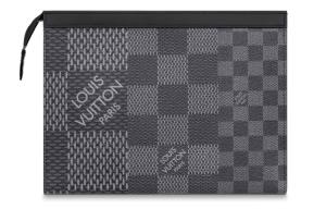 LOUIS VUITTON Дорожная косметичка из лакированного полотна с кожаной отделкой