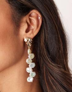 Серьги-гвоздики с крупными каплями в форме лепестков из искусственного жемчуга Asos Design