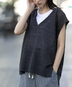 Топ без рукавов с V-образным вырезом из трикотажа в полоску из сетчатой жаккардовой ткани.