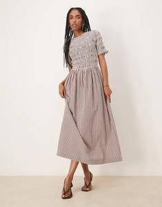 Omnes одевает Бекки в коричневый цвет