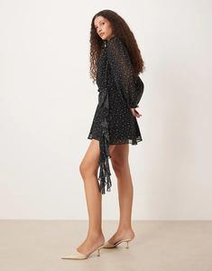 Мини-платье Abercrombie & Fitch с длинными рукавами, глубоким вырезом и запахом спереди, с черным звездным принтом