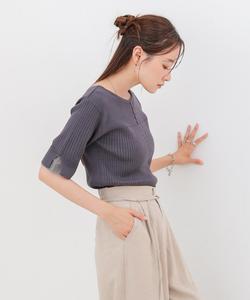 Вязаный топ с двусторонними отверстиями спереди и сзади