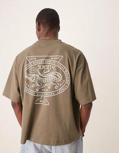 Футболка свободного кроя ASOS DESIGN цвета хаки с изображением города на спине