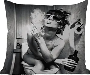 Подушка для улицы - Женская - Винтажная - Бигуди - Туалет - Сигарета - 50x50 см - Водонепроницаемая - Подушка для отдыха - Удобная - Подушка с изображением MuchoWow