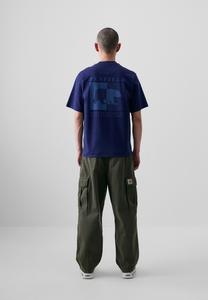 Футболка с принтом CONTRAST STRIPE BEAR GRAPHIC Penfield, темно-синий