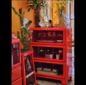 Yu Senyi Комод 75х42х108 см для гостиной из металла, 3 двери, красный, полностью собран