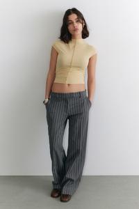 Брюки заниженной посадки из костюмной ткани. Monki, серый