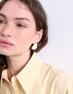 Треугольные серьги-гвоздики Bobbi с жемчугом в золоте Topshop