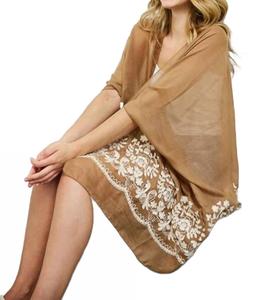 Легкий фестивальный кимоно-накидка в стиле бохо с цветочной вышивкой и кисточками цвета мокко Leto, мокко