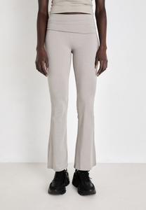 Брюки SOFT TOUCH FOLDED TROUSERS Gina Tricot, серый