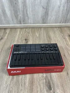 MIDI-контроллер Akai MPK Mini MKIII с 25 клавишами 2020 - настоящее время - черный с черными клавишами