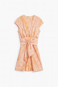 Короткое платье с оранжевым принтом и лентой на талии, идеально подходящее для свадеб и приемов.
