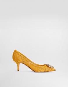 Лаковые туфли-лодочки с радужным кружевом и отделкой в виде брошки Dolce & Gabbana, желтый