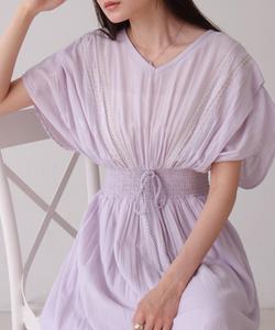 Платье с вышитой талией и сборками спереди