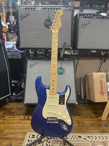 Fender American Ultra Stratocaster с грифом из клена, цвет Cobra Blue