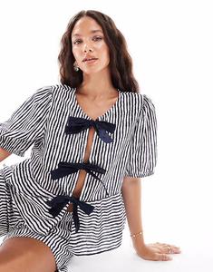 Изделия - Топ в полоску темно-синего и белого цветов с короткими рукавами, завязкой спереди и баской по низу Pieces