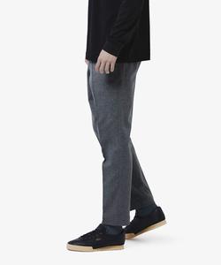 Приталенные брюки из эластичной ткани, напоминающей шерсть.