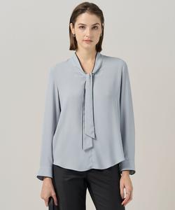 Блузка из атласа Amunzen с бантом, подобранным по цвету к спинке.