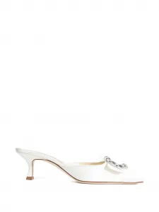 Атласные мюли Mayjou с кристальной пряжкой Manolo Blahnik, белый
