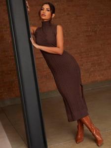 Миди-платье с рулонным вырезом из кабельного трикотажа Chi Chi London, коричневый