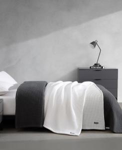 Плед с вафельным плетением, размер King Vera Wang, Charcoal