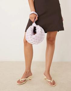 Клатч ASOS DESIGN из атласа с декоративным эффектом, бледно-сиреневый цвет