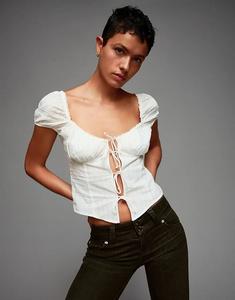 Текстурированная блузка Bershka с короткими рукавами и завязками белого цвета