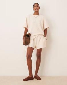 Короткие шорты из цветочного жаккарда кремового цвета Asos Design