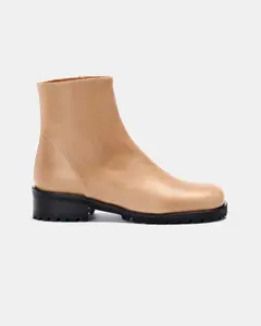 Женские кожаные ботильоны цвета тауп с металлическим эффектом, внутренней застежкой-молнией и ровной подошвой Naguisa