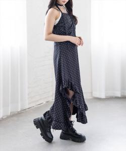 Асимметричное платье-комбинация в горошек с чокером