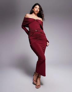 Платье макси-костюма Ruched & Ready с открытыми плечами, золотистой фурнитурой и рюшами в бордовом цвете