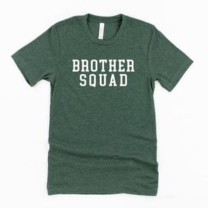 Футболка с короткими рукавами и рисунком Brother Squad для малышей The Juniper Shop, цвет Heather Forest