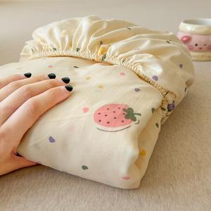 Disney Простыня на резинке 120х200 см, хлопковая, дизайн Strawberry Sweetheart