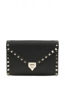 Маленький кожаный кошелек на цепочке с заклепками Rockstud Valentino Garavani, черный
