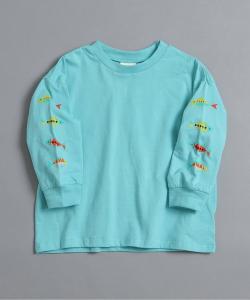 Эксклюзивная футболка с принтом на рукаве, доступная только в интернете.