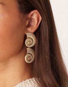 Серьги-гвоздики с двойной ракушкой золотистого оттенка Asos Design