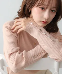 Трикотажный топ в рубчик с рукавами на пуговицах, высоким воротником.