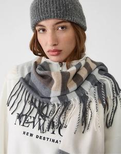 Клетчатый шарф Stradivarius с бахромой черного цвета