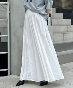 Длинная расклешенная юбка из выстиранного денима плотностью 5,5 унций с неоднородной текстурой.