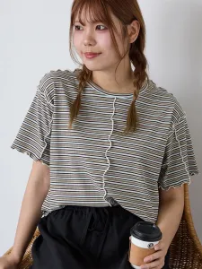 Футболка с нежным каймом, подобранным по цвету.