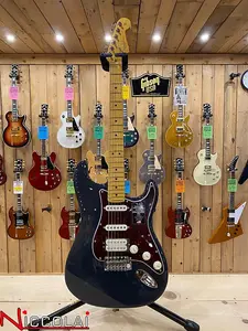 Fender American Professional Classic Stratocaster HSS, гриф из клена, выцветший черный