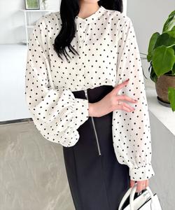 Длинная блузка с разнообразным узором и несколькими рукавами