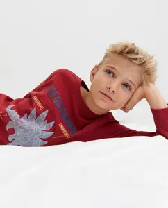 Длинная детская пижама с фантазийным принтом и однотонными штанами Cotton Juice, красный