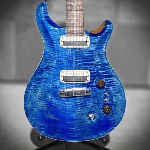 Гитара PRS Пола, выцветшие голубые джинсы