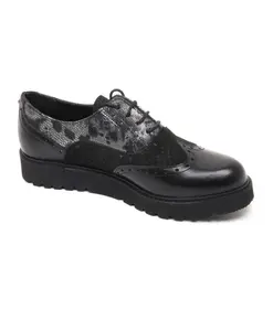 Синие джинсы, английская модель обуви Trussardi, черный