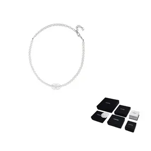 CHANEL Женское ожерелье White