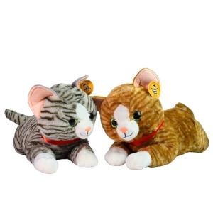 Полосатый котенок лежит большой DEEF